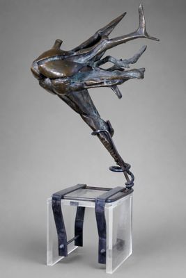une sculpture en bronze représentant une femme assise sur un tabouret