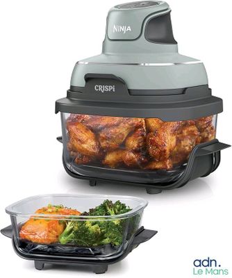 une photo d'une friteuse à air chaud contenant du poulet et du brocoli