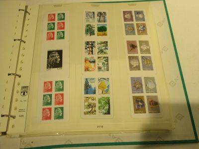 une photo d'un classeur sur lequel sont collés des timbres