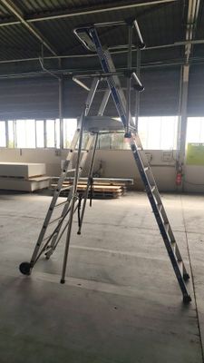 une échelle posée dans un immeuble