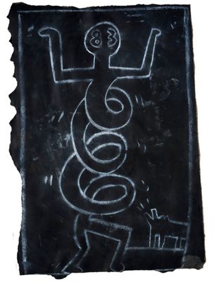 dessin en noir et blanc représentant un homme avec un serpent sur un tableau noir