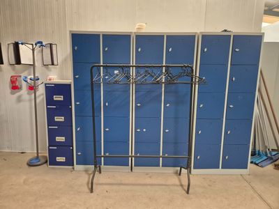 une photo d'un casier bleu dans un garage