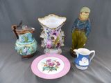 trois vases, une assiette et une assiette ornée d'un oiseau