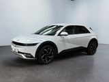 un SUV Volkswagen blanc garé dans une pièce où se trouve une horloge accrochée au mur
