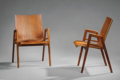 deux chaises en bois placées l'une à côté de l'autre sur une surface grise