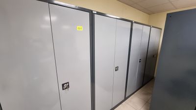 une rangée de casiers dans des toilettes publiques