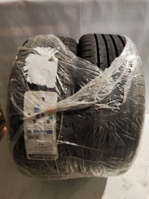 une paire de gants de boxe emballés dans du plastique, posée sur une table