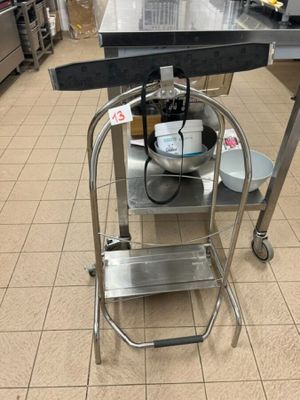 un chariot en métal sur lequel est posé un saladier, dans une cuisine