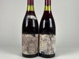 deux bouteilles de vin posées l'une à côté de l'autre sur une table