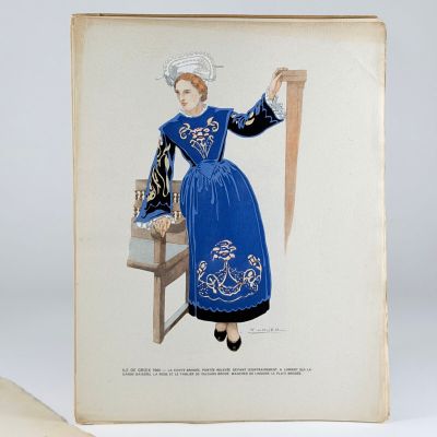un dessin représentant une femme en robe bleue debout à côté d'une chaise