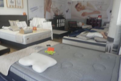 de nombreux types de matelas exposés dans un magasin