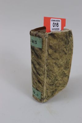 un petit livre muni d'une étiquette, posé sur une table