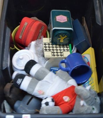une poubelle noire remplie d'objets divers