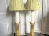 deux lampes posées sur une table en marbre