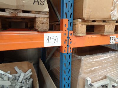 de nombreux cartons et boîtes sur les étagères de l'entrepôt