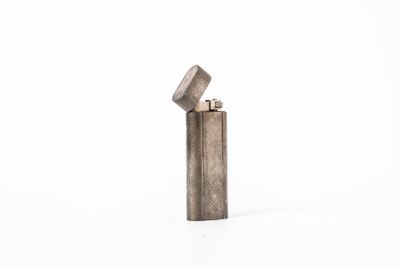 un briquet posé sur une surface blanche