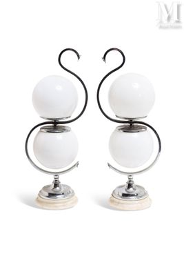 une paire de lampes de table en verre blanc et en métal sur fond blanc