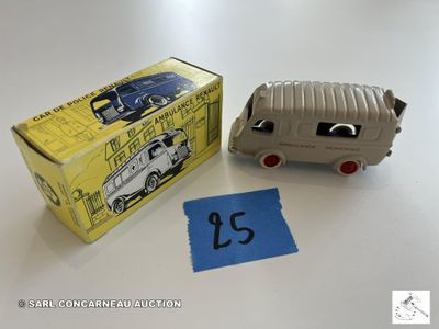 un petit camion jouet et une boîte posés sur une table
