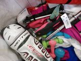 un sac rempli de matériel de ski, de skis et de bâtons de ski