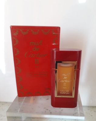 l'image d'un flacon de parfum posé sur une table
