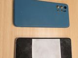 deux téléphones portables posés l'un à côté de l'autre sur une table