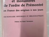 une image représentant un livre rose posé sur une table