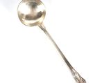 cuillère plaquée argent sur un fond blanc, avec une cuillère au milieu de la cuillère