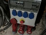 un robot jouet posé par terre à côté d'un tuyau d'arrosage