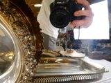 un homme en train de prendre une photo d'un miroir avec un appareil photo