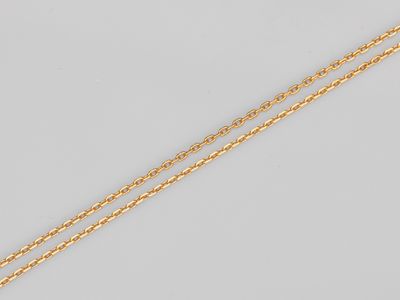 un collier en or avec un pendentif en forme de cœur, monté sur une chaîne en or