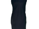 robe noire sans manches sur un mannequin