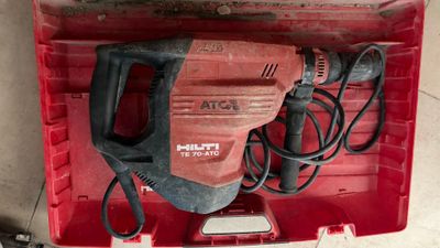 une image représentant une boîte à outils rouge contenant une perceuse