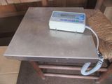 une photo d'une table sur laquelle est posée une balance numérique