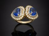 une paire de bagues en saphir bleu et diamants
