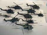 de nombreux hélicoptères militaires posés sur une table