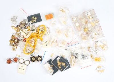 de nombreux bijoux posés sur une surface blanche