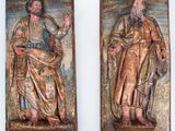 une paire de plaques en bois sculptées représentant un homme et une femme
