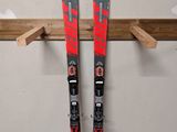 une paire de skis accrochée à un porte-skis en bois dans une pièce