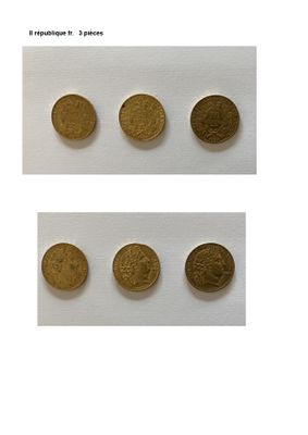quatre types différents de pièces d'or sont présentés sur une surface blanche