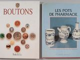 deux livres portant le même titre sont posés l'un à côté de l'autre