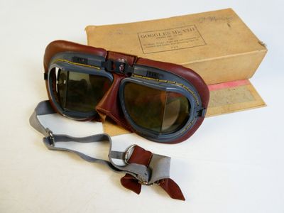 une paire de lunettes de protection posée sur une table à côté d'une boîte