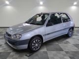 la photo d'une voiture argentée garée dans un garage