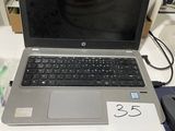 un ordinateur portable posé sur un bureau dans une pièce