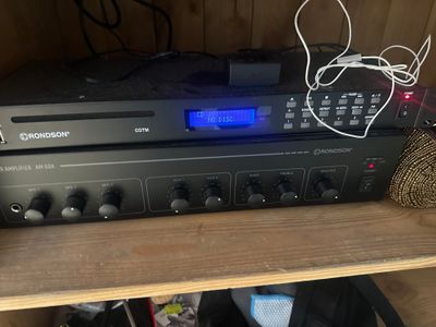 une radio posée sur une étagère