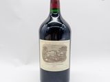 une bouteille de vin posée sur une table