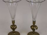 paire de vases en verre avec des socles dorés sur un fond blanc