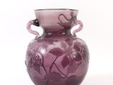 un vase en verre violet orné d'un motif floral