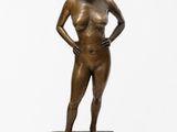 une image représentant une statue en bronze d'une femme debout sur un socle en marbre
