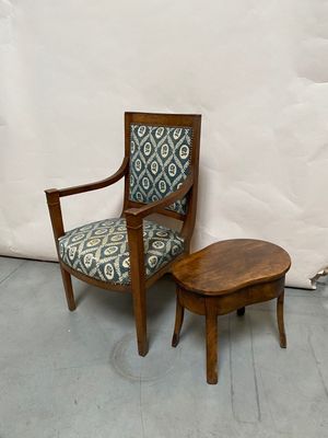 Un FAUTEUIL en noyer. Époque Restauration.