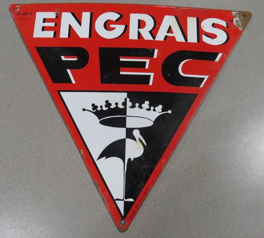 Plaque émaillée triangulaire « ENGRAIS PEC, en vente ici ». VITRA